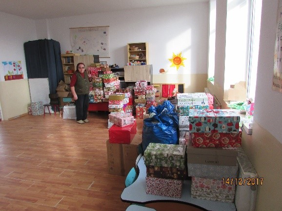 Az ajándékok a magyarfalusi magyar házban Bogdán Klára nénivel, aki hagyományőrzőként foglakozik a gyerekekkel