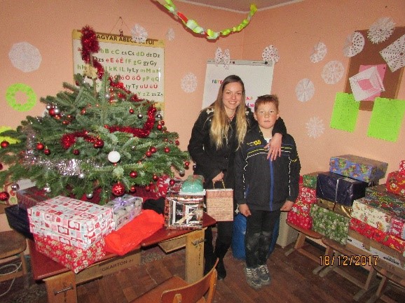 A gajdári magyar ház karácsonyfájánál vendéglátóinknál