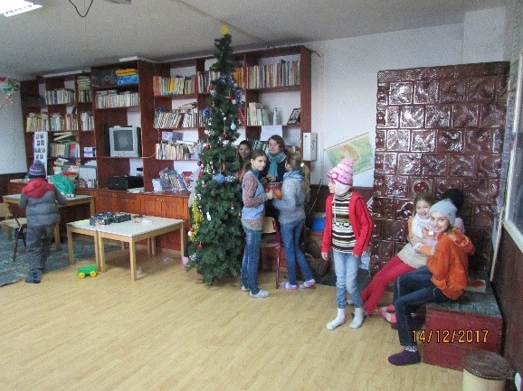 A lábnyiki gyerekek a magyar házban ka-rácsonyfát díszítenek