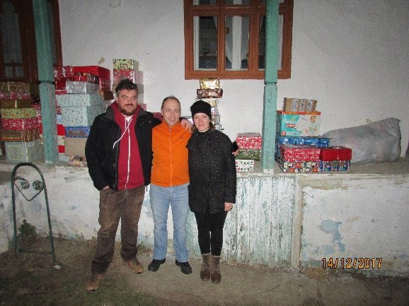 Az ajándékok újfaluban a szélen a tanító házaspár, középen Márton Attila a Csángómagyar Oktatási Program koordinátora