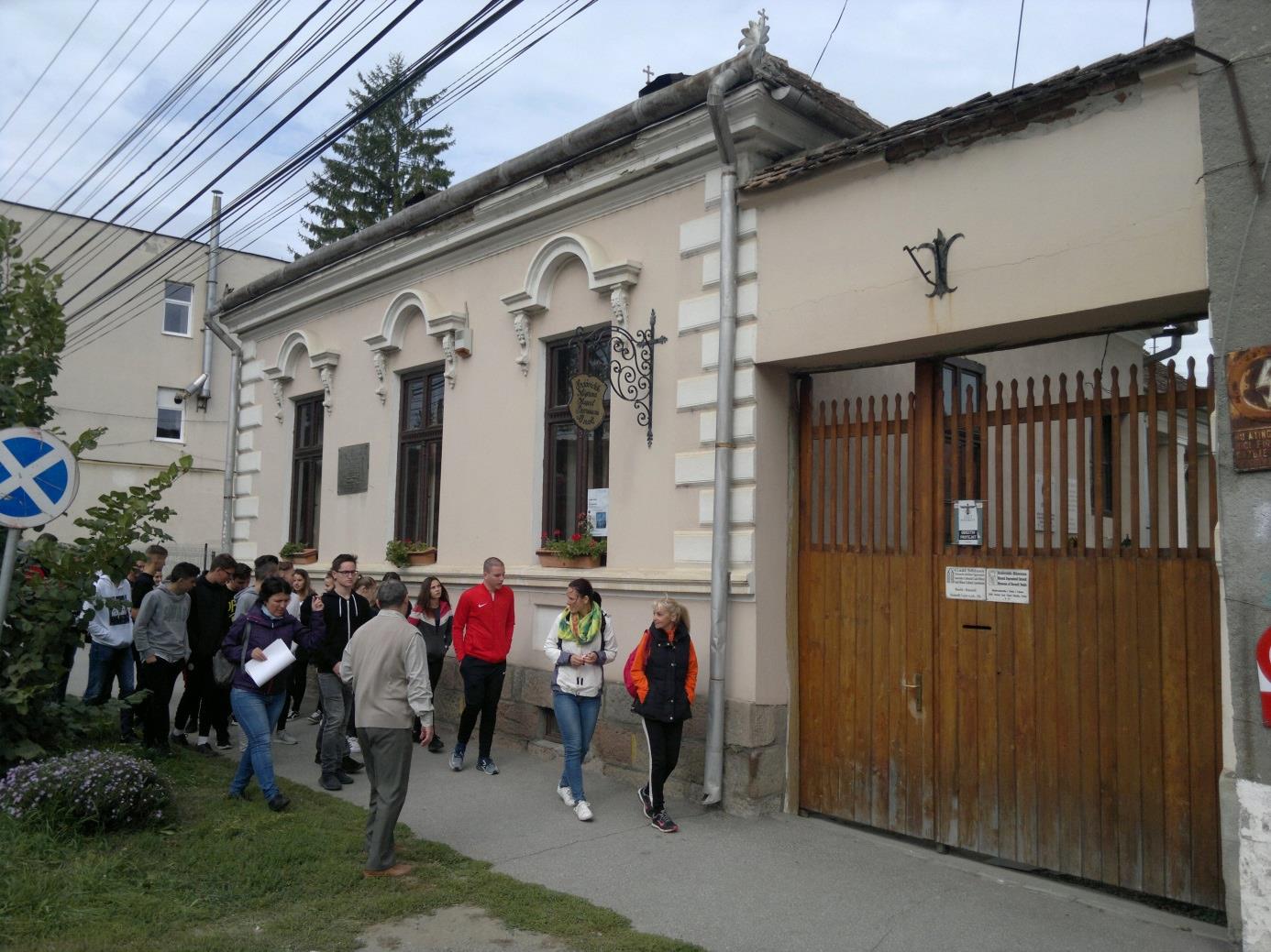 4. A nyíregyháziak a Baróti Szabó Dávid egykori szülőháza helyén álló Erdővidék Múzeumnál