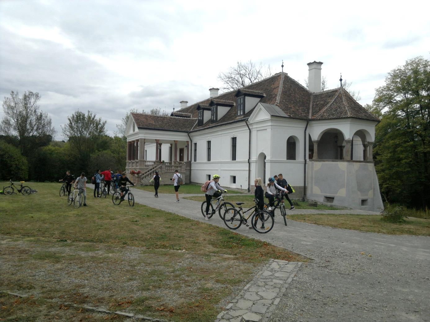10. A kerékpáros csapat Miklósváron, a szépen felújított Kálnoky - kastély előtt