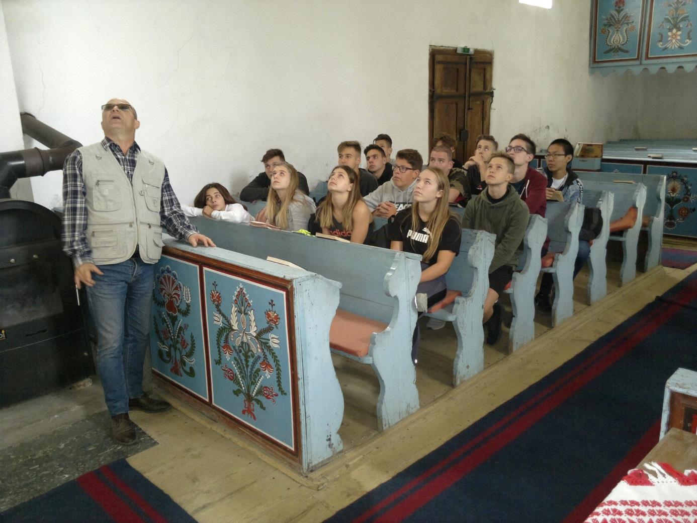 11. Az Eötvösös diákok a nagyajtai erődtemplomban Fekete Levente unitárius lelkészt hallgatják