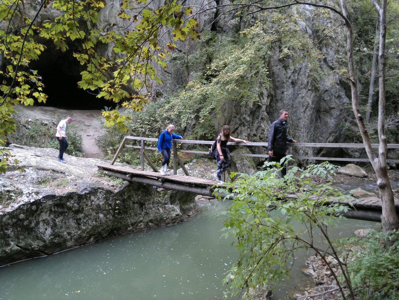 18. Az Almási - barlang felé haladva átkelés a Vargyas - patak felett egy másik függőhídon