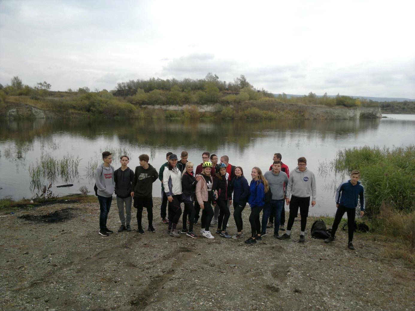 28. A diákcsoport a volt külszíni lignitbányánál, ahol a Masztodon ősállatot megtalálták