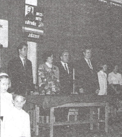Iskola névadó ünnepségről készült fotó 1993-ból (Elnökség tagjai sorában balról a második Oroszvári Istvánné címzetes igazgató)